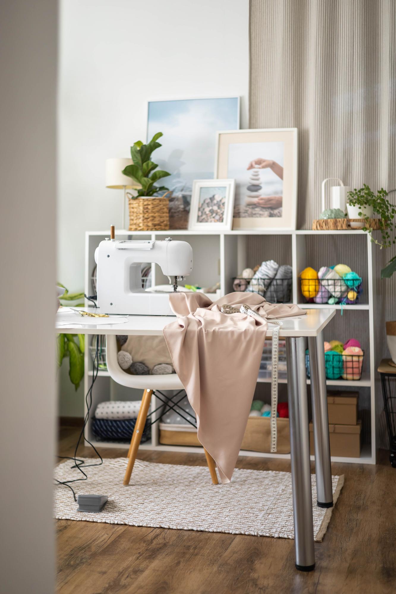 Interno di un atelier con filati e telai